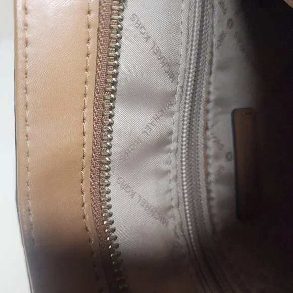 Michael Kors, the Jet Set Signature Logo Small Flat Crossbody Bag - Picture 6 of 12